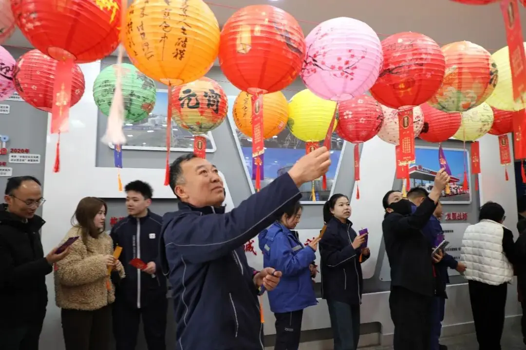 Reunion ສະເຫຼີມສະຫຼອງພາກຮຽນ spring ອົບອຸ່ນ